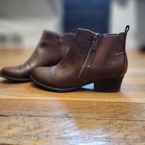 Unisa Women’s Brown Ankle Boots Size 6.5